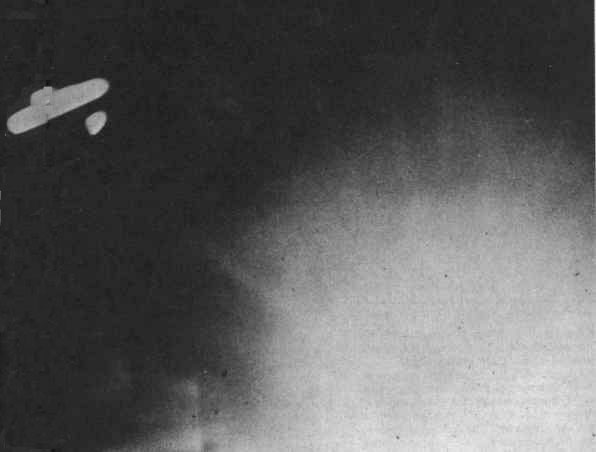 Un "aéronef fantôme" tel qu'il aurait été photographié en 1913 s9Clark, Jerome E. & Farish, Lucius: "The                Phantom Airships of 1913", UFO Report de Saga, vol. 1, n° 6, Eté 1974, p. 36.