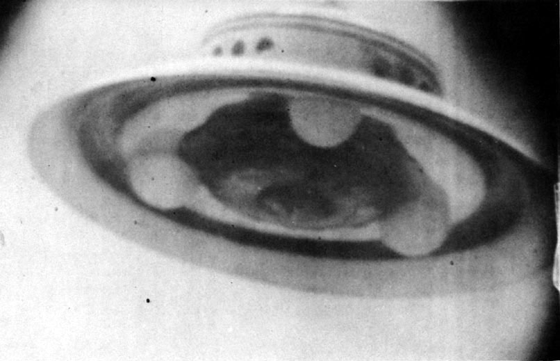 Une des photos qu'Adamski aurait prises le samedi 13 décembre 1952 à 09 h à Palomar Gardens (Californie)        à travers un télescope de 6 pouces