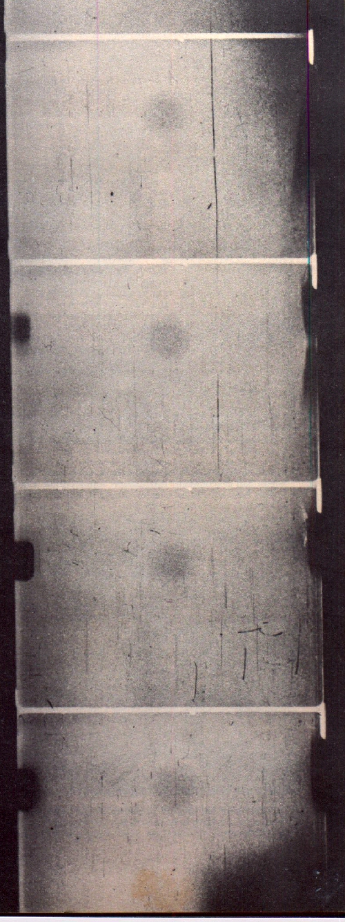 Cet objet en survol qui fut détecté par le radar et vu par des observateurs au sol fut pris sur film par un jet    piolet en ascension. Ces images non retouchées d'une caméra de tir 35 mm, diffusées à True par l'Air Force,    furent prises à 30000 pieds, près de Wright Field, à 11:00 le 20 août 1952