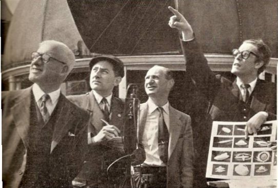 (De gauche à droite) M. Brett (venu spécialement d'Irlande), Ronald Russel et son détecteur d'ovni, Bernard E. Finch et Leslie à l'observatoire Hampstead de Londres le samedi 30 juin 1956    s1FSR, le mois suivant à août 1956