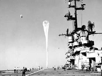 Des ballons traceurs sont lancés depuis le transporteur pour tester les conditions de vent de la plus haute atmosphère, au cours de l'opération Skyhook en fin janvier 1960