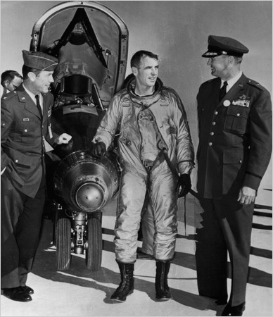 Le major White en 1961, après avoir piloté le X-15    à réaction à une vitesse de 4093 miles/h, soit 6 fois la vitesse du son s1USAF < AP < New York Times