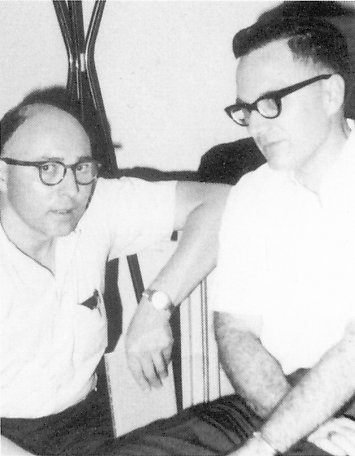 Le semi-mystérieux "Dr. d' et Bender (à droite) lors d'une soirée à l'appartement de James Moseley, vers 1964
