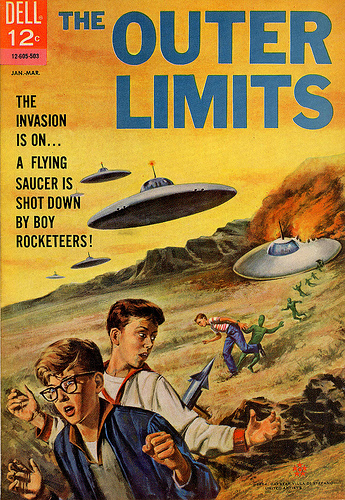 Couverture du n° 5 de The Outer Limits, titrant L'invasion est en cours... une soucoupe        volante est descendue par garçons lanceurs de fusées !