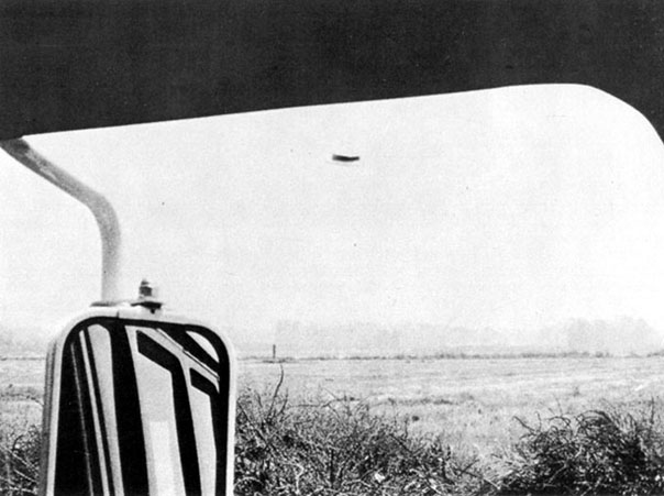 2ᵉ photographie, à travers la fenêtre fermée de la porte de droite