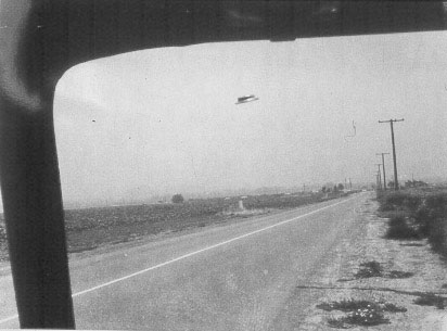 1ʳᵉ photographie, à travers le pare-brise du camion de Heflin