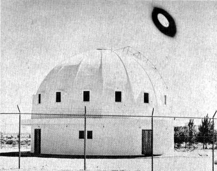 Photographie le mercredi 14 juin 1967 de l'Intégratron par Richard T. Sandberg de Pomona      (Californie), qui déclarera avoir vu cet objet brillant apparaitre indistinctement en haut.