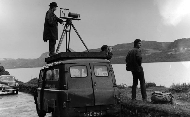 Des membres de la Loch Ness Monster Investigation Team scrutant le loch en 1968-08