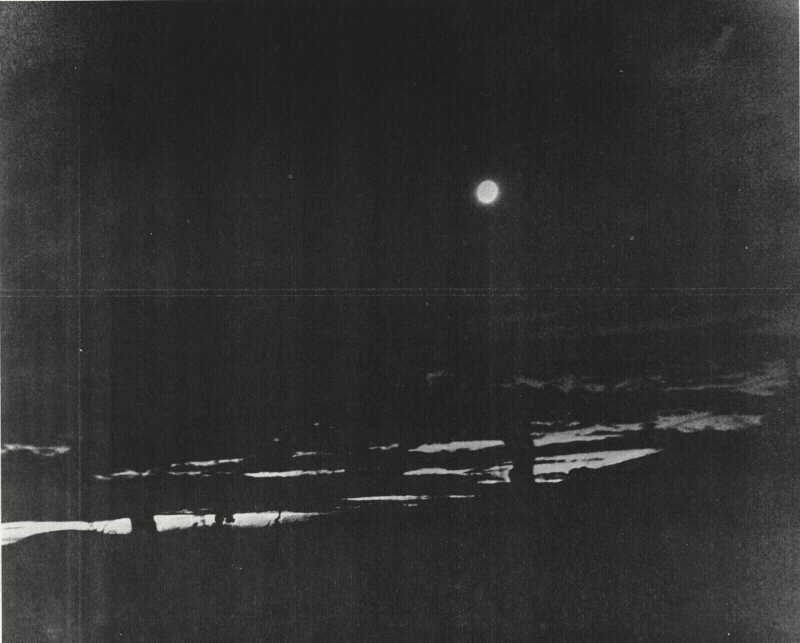 Planche 12 - "Fabrication optique". Pleine Lune au milieu d'une scène de coucher de Soleil -- une      impossibilité physique. L'image de la Lune (derrière l'observateur) a été reflétée dans une feuille de verre à      travers la photo a été prise s15Hartmann