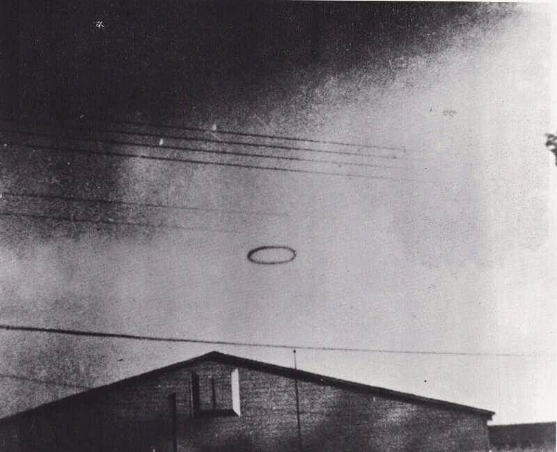Planche 32 - Photo 1 de Fort Belvoir : Le soldat de l'armée qui prit les photographies fut appelé de son bâtiment      pour voir l'objet approchant, qui sembla être un anneau noir, non-réflechissant