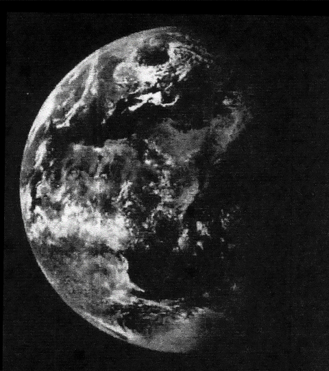 Un trou dans la Terre ? Moins évident sur la photo d'origine en couleur, surtout si l'on réalise qu'il se trouverait en Russie !