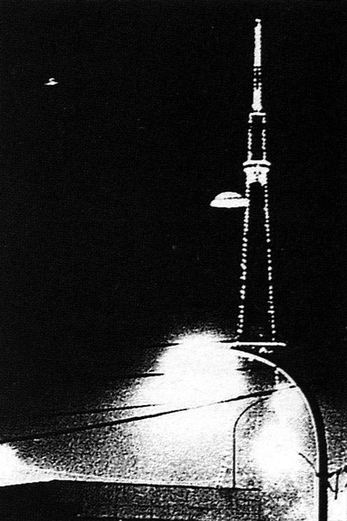 L'ovni photographié à Tokyo le 19. Une explication proposée est qu'il s'agisse du reflet du        lampadaire (en bas à droite), un des fils électriques faisant la séparation avec le "dôme" de la soucoupe        s1Maillot, Eric: Mystère de l'Est